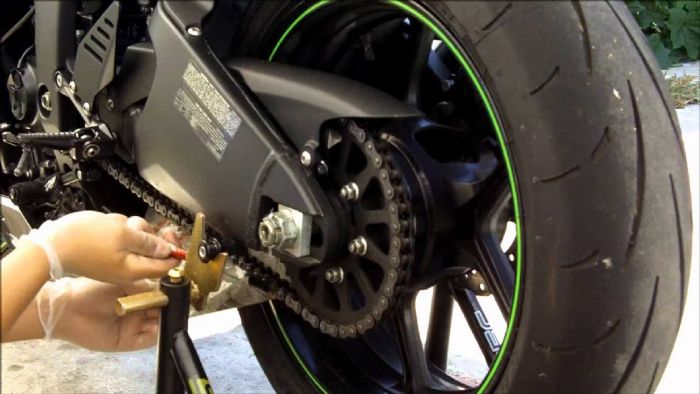 Η τακτική λίπανση αυξάνει τη διάρκεια ζωής της αλυσίδας.
